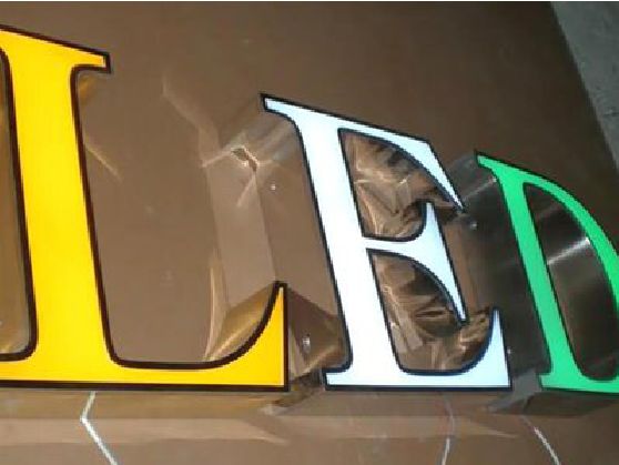 王屋介绍LED招牌的基础知识。